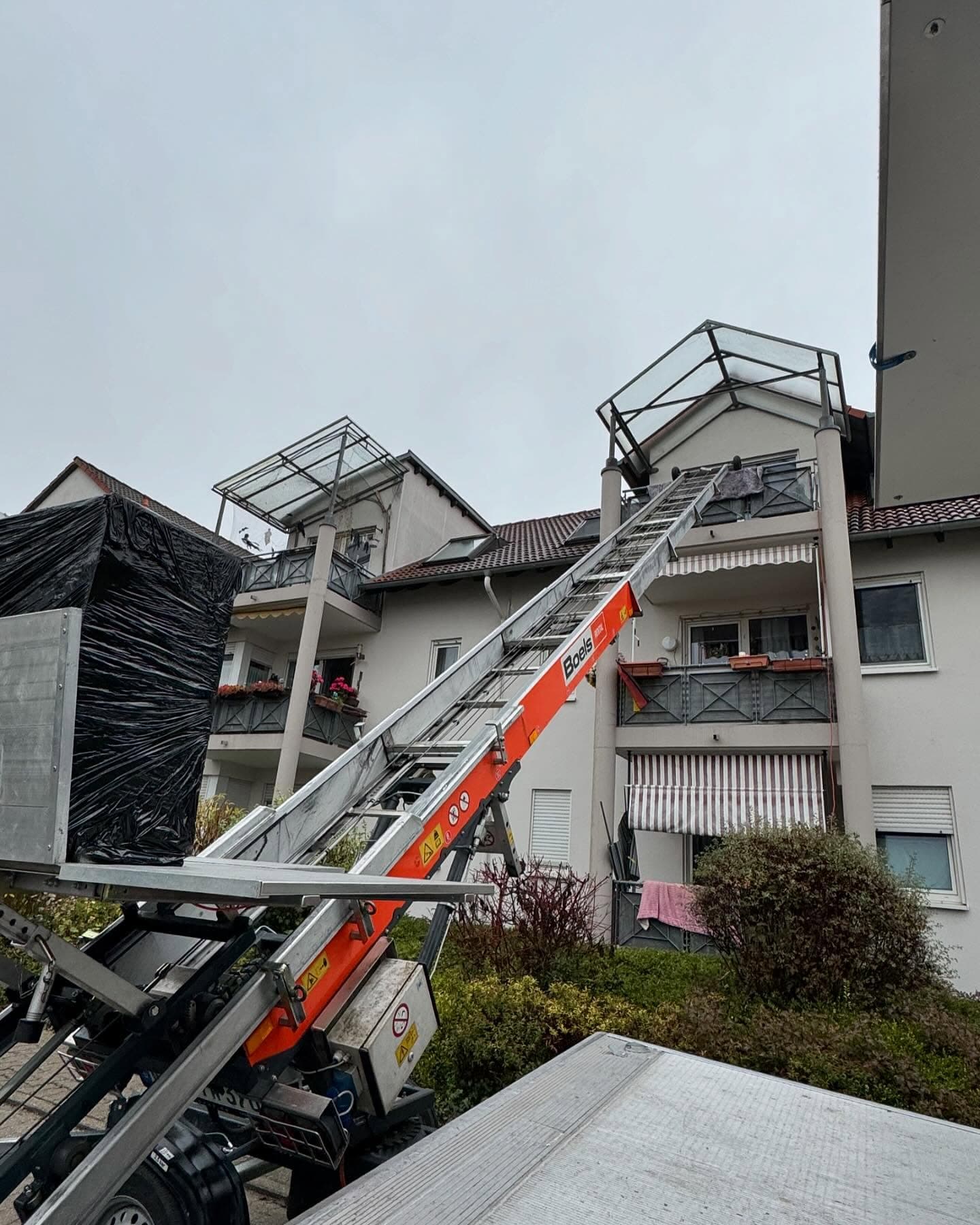 Möbelaufzug an einem Mehrfamilienhaus, aufgebaut bis zum Obergeschoss